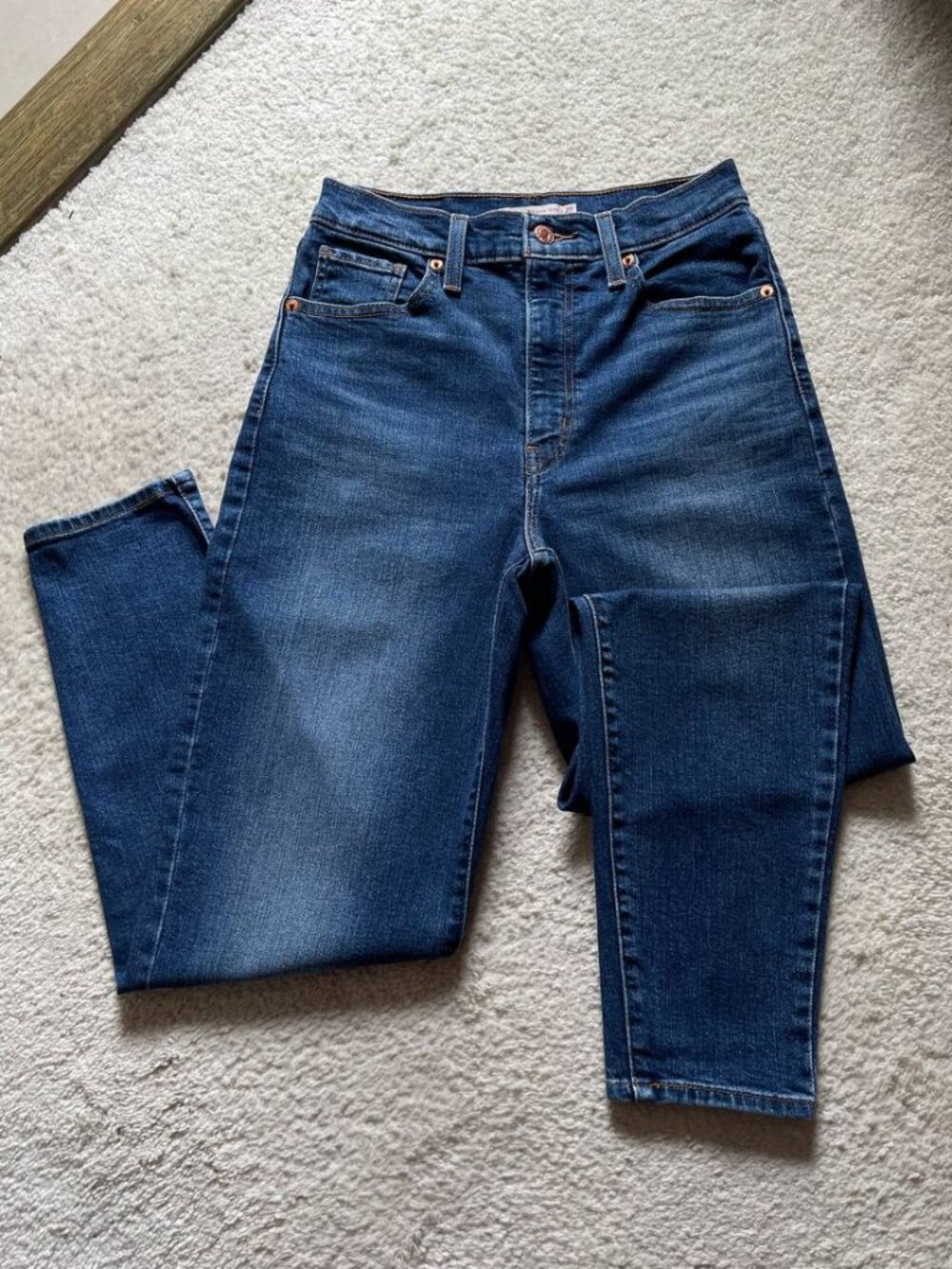 NWOT Levi's High Waisted Mom Jeans Size 27/29